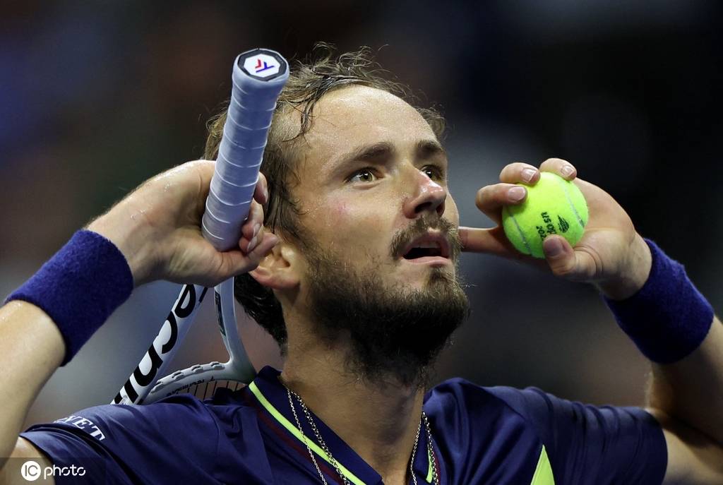 更凸显出一 更凸显出一